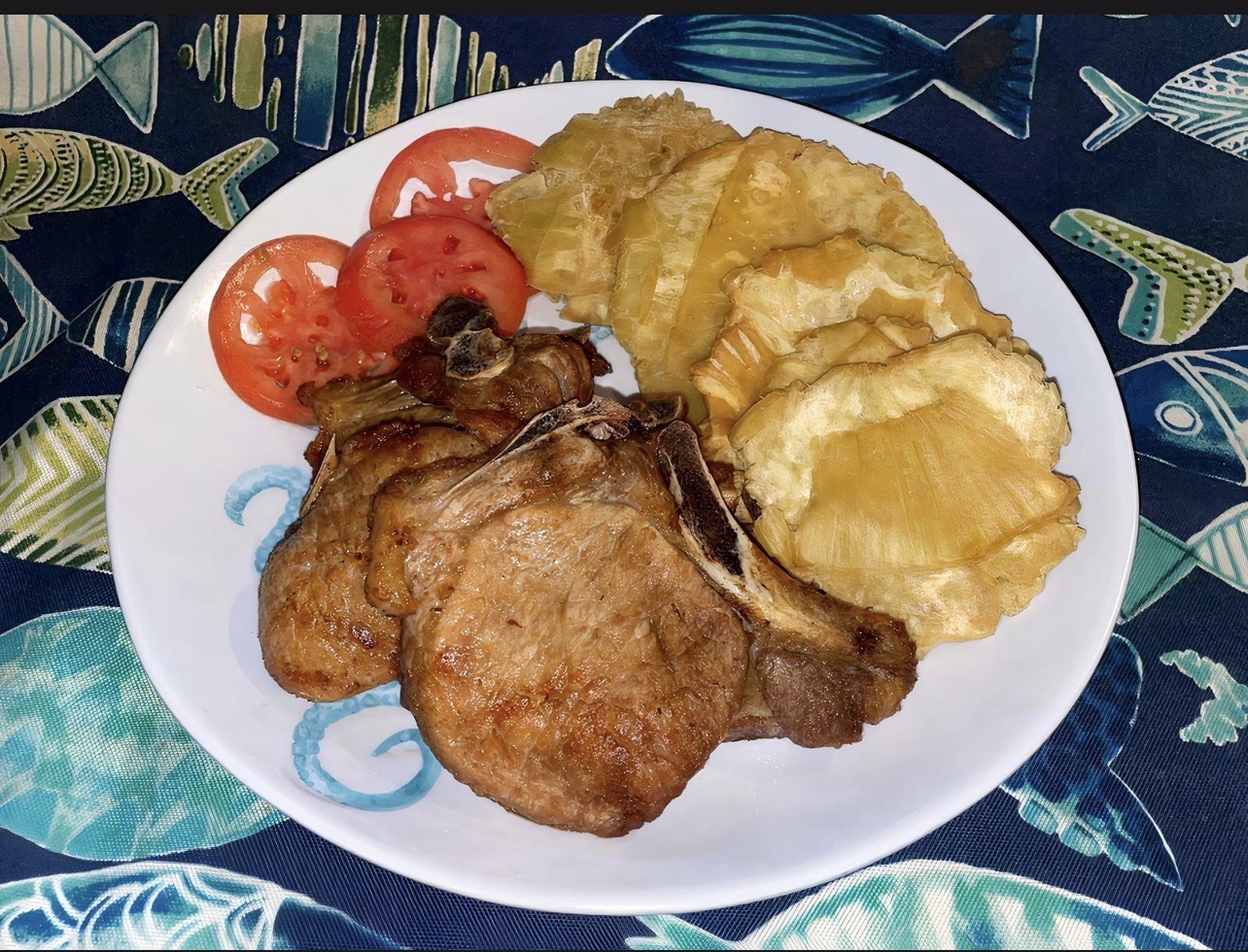 Chuleta frita con tostones